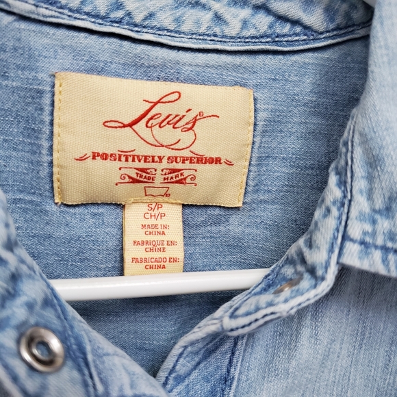 Levi's | Denim Short Sleeve Shirt - Picture 2 of 4